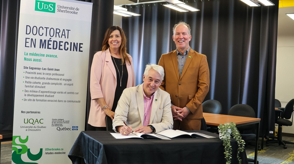 Julie Labb&eacute;, pr&eacute;sidente-directrice g&eacute;n&eacute;rale du CIUSSS du Saguenay&ndash;Lac-Saint-Jean,&nbsp;Dominique Dorion, doyen de la FMSS et&nbsp;Ghislain Samson, recteur de l'UQAC