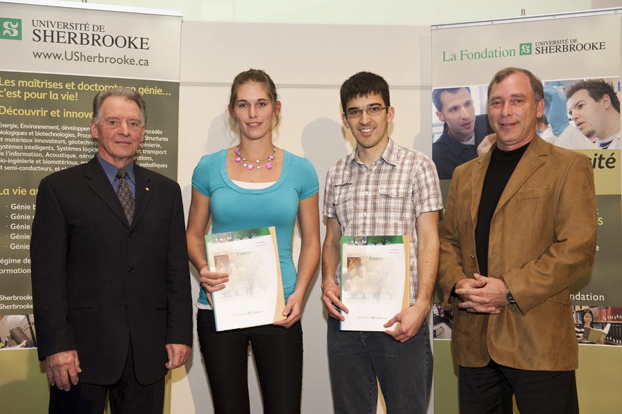 Chantal Zeestraten, &eacute;tudiante &agrave; la ma&icirc;trise en g&eacute;nie civil et Fran&ccedil;ois Martel, &eacute;tudiant &agrave; la ma&icirc;trise en g&eacute;nie m&eacute;canique, sont accompagn&eacute;s de Paul Lambert, ambassadeur 1995 de la Facult&eacute; et de Michel Bois, conseiller aux dons et commandites chez Hydro-Qu&eacute;bec.