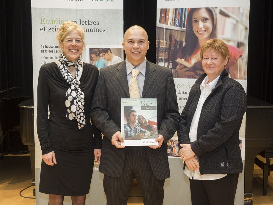 Professeure Christine Hudon, doyenne de la Facult&eacute; des lettres et sciences humaines, Miguel Alphonso Blanco et professeure Lynda Bellalite, directrice du d&eacute;partement de g&eacute;omatique appliqu&eacute;e.Photo : Universit&eacute; de Sherbrooke (C&eacute;r&eacute;monie de remise des bourses de la FLSH - 26 mars 2015)