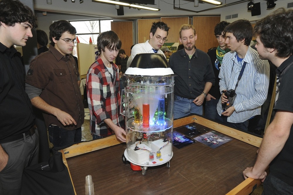 Le robot bar du groupe Team Vaillant a la capacit&eacute; de pr&eacute;parer 32 m&eacute;langes de jus.