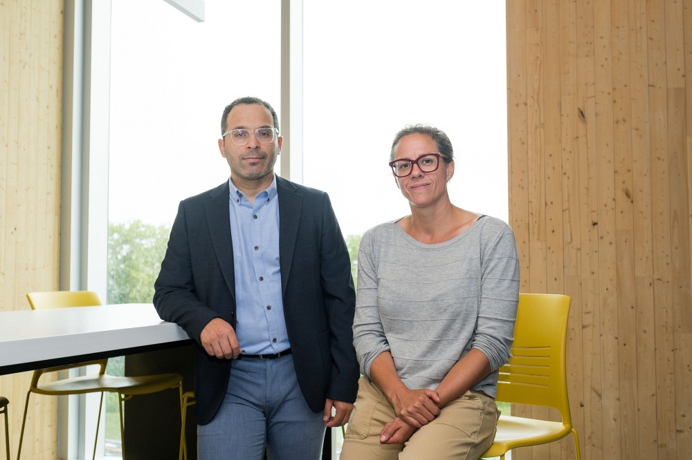 Les titulaires de la chaire, le professeur Ben Amor, du D&eacute;partement de g&eacute;nie civil et de g&eacute;nie du b&acirc;timent, et la professeure Marie-Luc Arpin, du D&eacute;partement de management et gestion des ressources humaines.