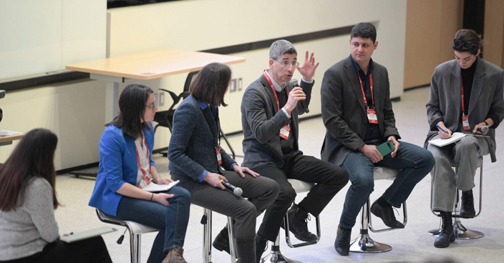 Le professeur Yves B&eacute;rub&eacute;-Lauzi&egrave;re a particip&eacute; &agrave; une table ronde portant sur la formation de la main-d&rsquo;&oelig;uvre quantique, un enjeu cl&eacute; pour le d&eacute;veloppement durable du secteur au Canada.