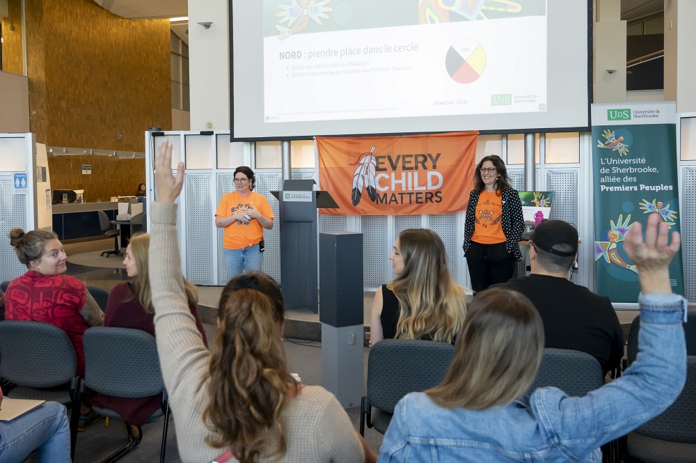 Conf&eacute;rence EDI et r&eacute;alit&eacute;s des Premiers Peuples en enseignement sup&eacute;rieur donn&eacute;e par Patricia-Anne Blanchet, conseill&egrave;re en p&eacute;dagogie autochtone, ainsi que Jessie Lepage, charg&eacute;e de cours et &eacute;tudiante Ilnu &agrave; la maitrise en sciences de l'&eacute;ducation.