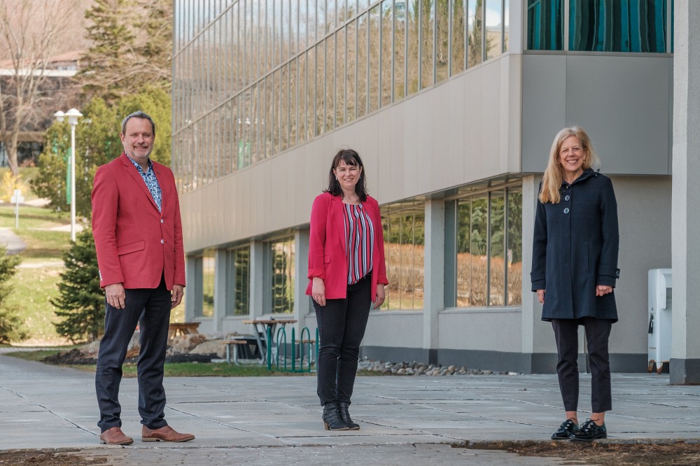 &Eacute;ric Gagn&eacute;, directeur des &eacute;tudes du C&eacute;gep de Sherbrooke et membre du comit&eacute; ex&eacute;cutif du PRESE, tout comme la professeure Christine Hudon, vice-rectrice aux &eacute;tudes &agrave; l'UdeS, qui organise le colloque des 4 et 5 mai prochain, avec Sophie Vincent, au centre, coordonnatrice du PRESE.