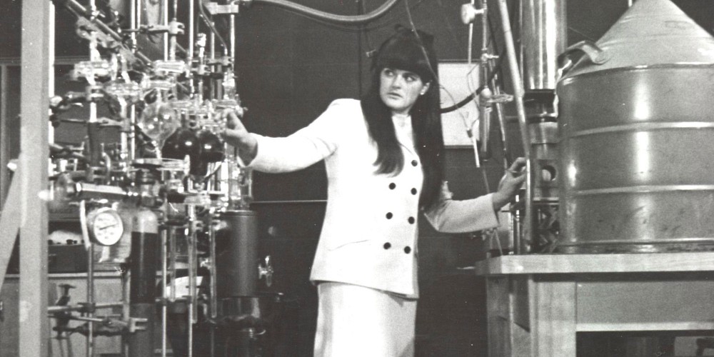 France Bessette pendant ses &eacute;tudes dans un laboratoire de la Facult&eacute; des sciences, vers 1968.