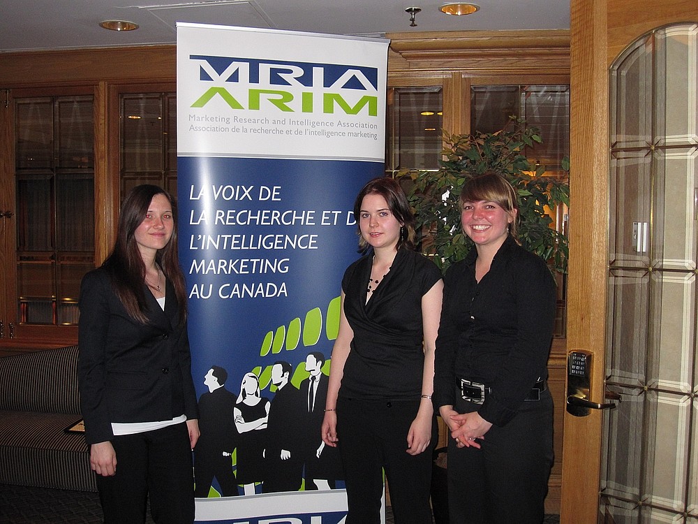 &Agrave; gauche, Cassandra Ranno, gagnante du 2e prix.