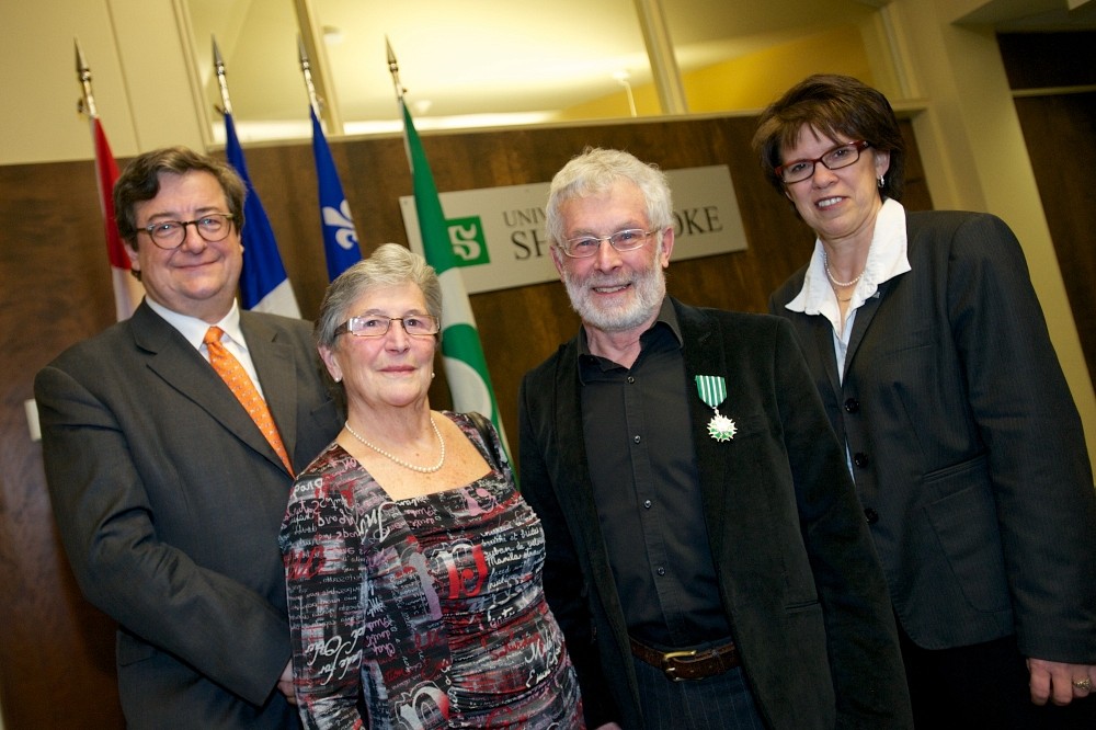 Le professeur &eacute;m&eacute;rite Francis Corpataux, entour&eacute; de son &eacute;pouse B&eacute;atrice, du conseiller de coop&eacute;ration et d&rsquo;action culturelle du Consulat g&eacute;n&eacute;ral de France &agrave; Qu&eacute;bec Jean-Pierre Tutin et de la rectrice Luce Samoisette.