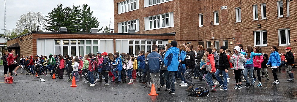 Les &eacute;l&egrave;ves commencent chaque journ&eacute;e avec 20 minutes d'activit&eacute; physique supervis&eacute;e.