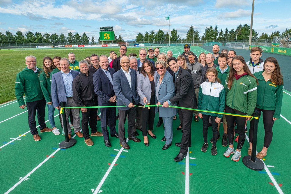 Le stade ext&eacute;rieur de l'Universit&eacute; de Sherbrooke a une toute nouvelle piste d'athl&eacute;tisme qui r&eacute;pond aux plus hauts standards internationaux.