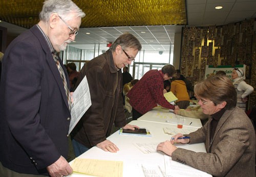 Les hommes sont de plus en plus nombreux à suivre des activités pédagogiques à l\'UTA, comme en témoigne leur présence à la session d\'information et d\'inscription qui s\'est tenue à Sherbrooke le 17 janvier. 
Photo : Michel Caron