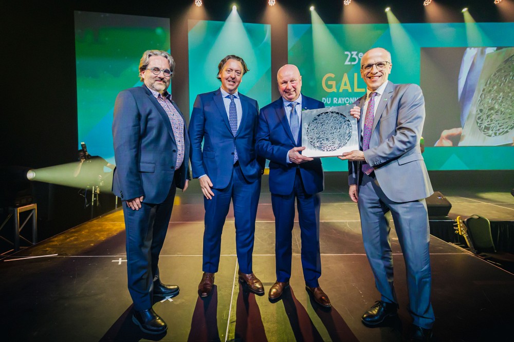 Le Vice-recteur &agrave; la valorisation et aux partenariats, Professeur Vincent Aimez,&nbsp;Monsieur Vincent Joli-C&oelig;ur, pr&eacute;sident du CA de La Fondation et Pr Pierre Cossette, doyen de l'UdeS, ont remis le prix ambassadeur engagement b&eacute;n&eacute;vole &agrave; Me Luc R. Borduas.