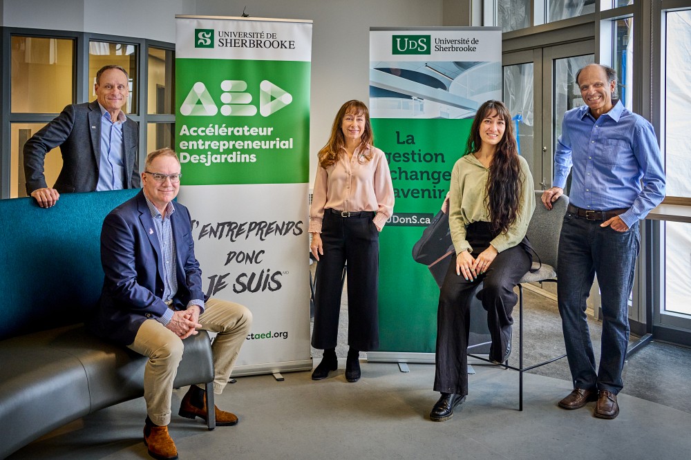 Gauche &agrave; droite :&nbsp;M. Simon&nbsp;Jacques, Directeur r&eacute;gional Estrie Investissement Qu&eacute;bec, Pr&nbsp;Jean Roy, Doyen &Eacute;G, Mme Jos&eacute;e&nbsp;Loignon, Gestionnaire en philanthropie &Eacute;G, Mme Catherine&nbsp;Trottier, Coordonnatrice de la Force &eacute;tudiante entrepreneuriale de l'AED, Pr Jean&nbsp;Bibeau, Directeur de l&rsquo;Acc&eacute;l&eacute;rateur entrepreneurial Desjardins (AED).