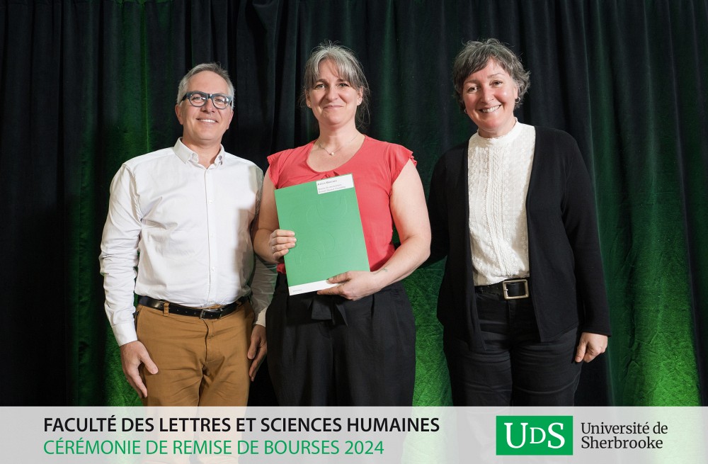 La c&eacute;r&eacute;monie de remise des bourses de la FLSH fut l'occasion de souligner le 10e anniversaire de cr&eacute;ation de la bourse In Memoriam Beno&icirc;t-Daoust-Tremblay. De gauche &agrave; droite : le cr&eacute;ateur du fonds, Monsieur Beno&icirc;t Huberdeau, la r&eacute;cipiendaire Jo&euml;lle Brizard, &eacute;tudiante au baccalaur&eacute;at en traduction professionnelle, et la directrice du D&eacute;partement des arts, langues et litt&eacute;ratures, la professeure Jos&eacute;e Vincent.