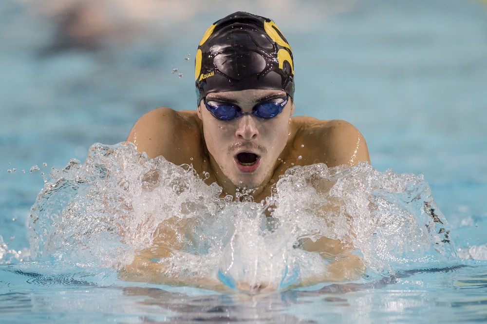 Jonathan Naisby a remport&eacute; quatre m&eacute;dailles, r&eacute;alis&eacute; un standard de Sport interuniversitaire canadien et contribu&eacute; &agrave; &eacute;tablir un nouveau record d'&eacute;quipe dans une &eacute;preuve de relais le 7 octobre dernier, &agrave; la piscine de l'UdeS.