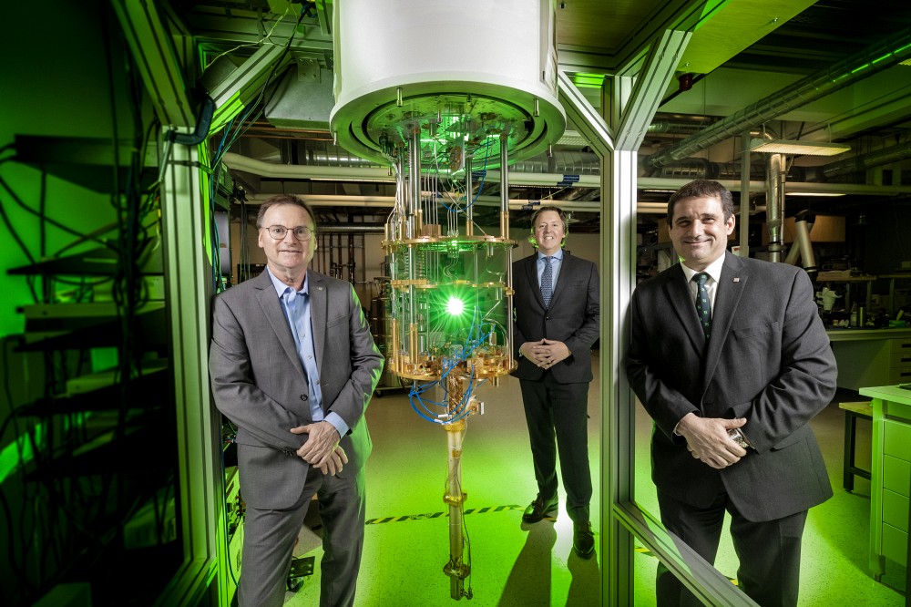 La nouvelle &eacute;quipe form&eacute;e de Daniel Asselin et Pascal Gr&eacute;goire, ainsi que le pr&eacute;sident du CA de La Fondation de l'UdeS, Vincent Joli-Coeur.