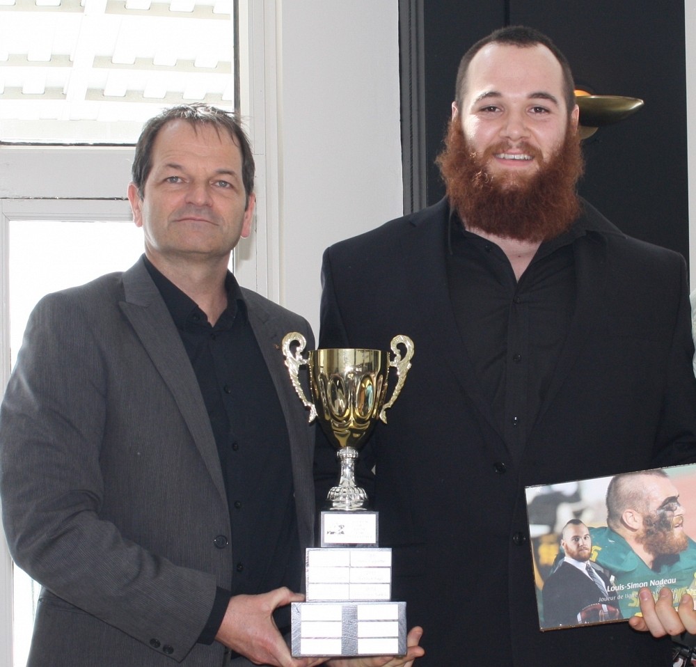 Jean-Pierre Boucher, directeur g&eacute;n&eacute;ral du Service&nbsp; du sport et de l'activit&eacute; physique, en compagnie du double r&eacute;cipiendaire Louis-Simon Nadeau.