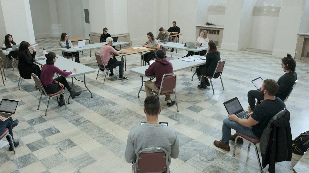 Lors de l'activit&eacute; aquarium, deux &eacute;tudiants se mettent dans la peau d&rsquo;un kin&eacute;siologue et d&rsquo;un client. Autour d&rsquo;eux, une dizaine d&rsquo;autres observent la consultation et interviennent au besoin.