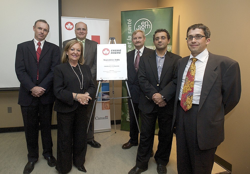 Les cotitulaires de la chaire, Alain Berry (à gauche), Noureddine Atalla et Stéphane Moreau (à droite), entourent Janine Bombardier, de la Fondation J.-Armand Bombardier, Walter Di Bartolomeo, de Pratt&nbsp;&&nbsp;Whitney Canada, et Pierre Rioux, de Bell Helicopter Textron Canada.