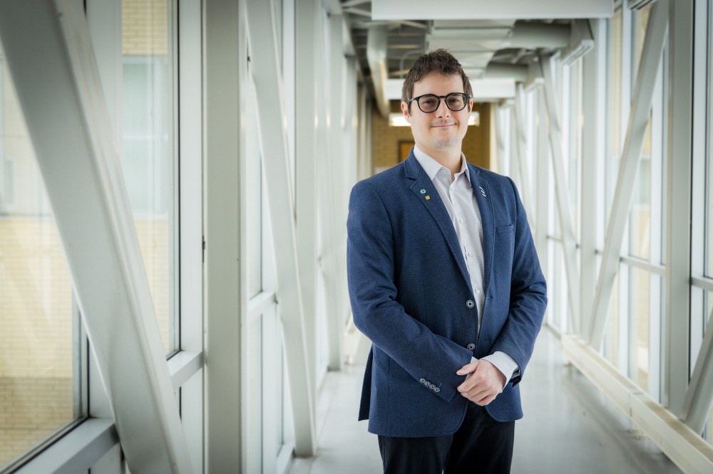 Le professeur-chercheur Simon D&eacute;cary