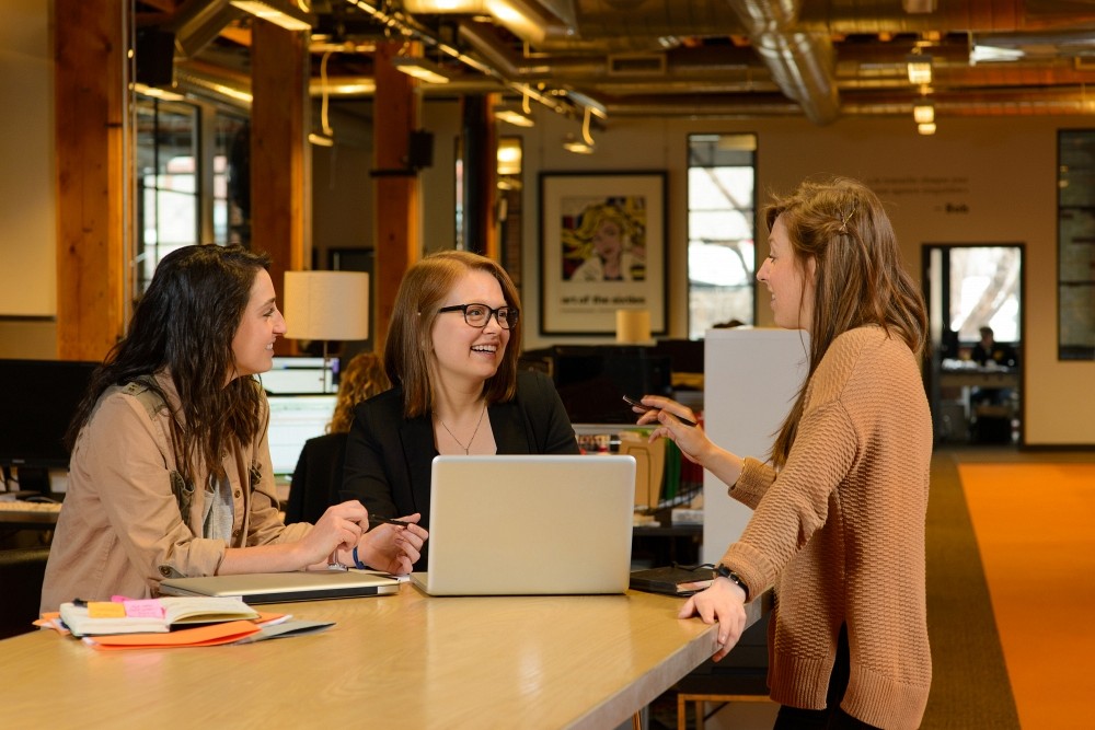 Si vous voulez &ecirc;tre heureux dans votre milieu de stage, tout comme St&eacute;phanie Beaudoin (milieu), &eacute;tudiante en r&eacute;daction, communication et multim&eacute;dia, qui effectue actuellement son stage &agrave; l'agence Bob &agrave; Montr&eacute;al, apprenez &agrave; identifier les indicateurs d'utilisation de vos forces.