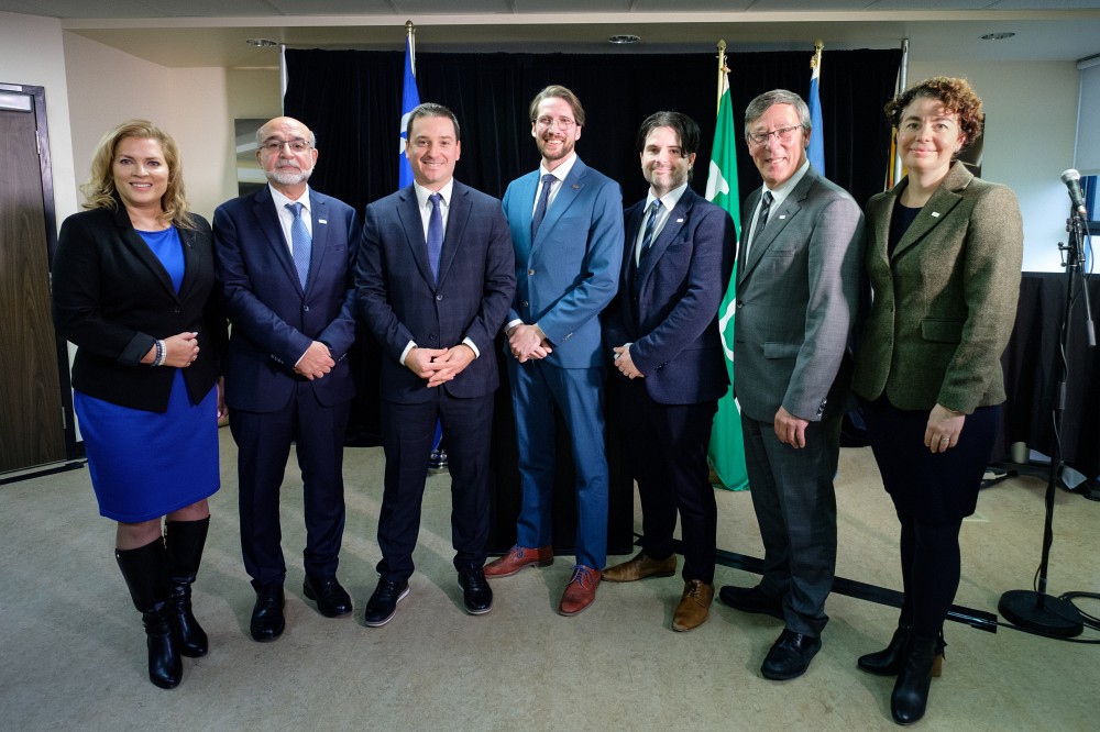Mme Genevi&egrave;ve H&eacute;bert, d&eacute;put&eacute;e de Saint-Fran&ccedil;ois, le professeur&nbsp;Adel El Za&iuml;m, vice-recteur &agrave; la recherche de l'UQO, M. Simon Jolin-Barrette, ministre responsable des Relations canadiennes, ministre de la Justice et procureur g&eacute;n&eacute;ral du Qu&eacute;bec, professeur&nbsp;F&eacute;lix Mathieu (UQO), le professeur&nbsp;Dave Gu&eacute;nette (UdeS), le professeur Jean-Pierre Perreault, recteur de l'UdeS, et la professeure&nbsp;Marie-Pierre Robert, doyenne de la Facult&eacute; de droit de l'UdeS