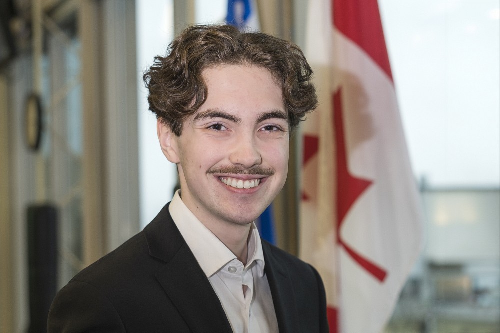 L'&eacute;tudiant Rapha&euml;l Paill&eacute; lors de sa participation &agrave; la finale locale du concours&nbsp;D&eacute;lie ta langue!