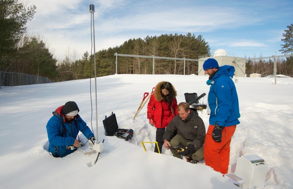 Station SIRENE&nbsp;: le professeur Alexandre Langlois et les &eacute;tudiantes et &eacute;tudiants du D&eacute;partement de g&eacute;omatique appliqu&eacute;e de l&rsquo;UdeS mesurent et quantifient la neige au sol pour conna&icirc;tre son apport en eau.