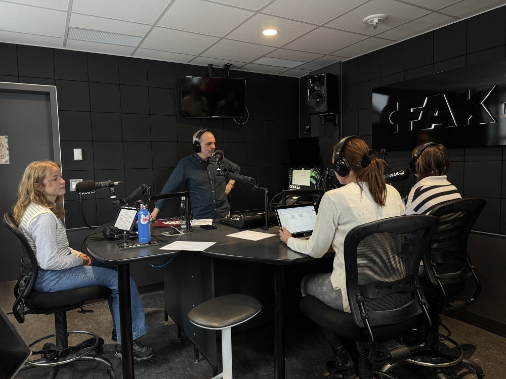 L'&eacute;mission Ondes Com'Une est produite en collaboration avec CFAK 88,3, la radio &eacute;tudiante de l'Udes.