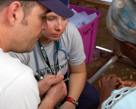 Beno&icirc;t Caouette et Myl&egrave;ne D&eacute;sorcy, infirmi&egrave;re, &agrave; la clinique externe