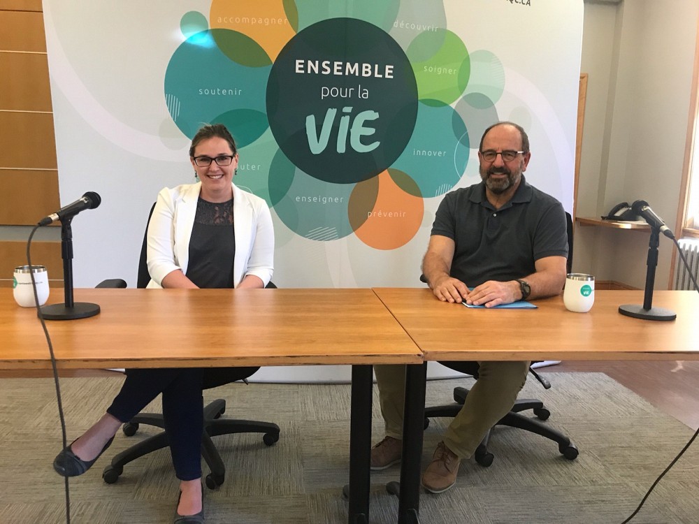 Nancy Desautels et le directeur de sant&eacute; publique de l'Estrie, le Dr Alain Poirier (Doct. m&eacute;decine &agrave; l'UdeS 1981), lors d'un point de presse pendant la vague de chaleur extr&ecirc;me en contexte de COVID-19.