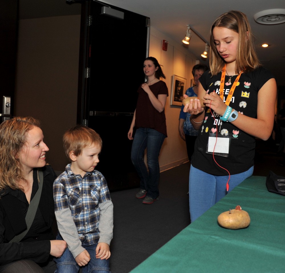 Pre Fanie Pelletier et son fils Edouard au kiosque 124, &laquo;Potato Battery&raquo; avec Anne-Marie Lanct&ocirc;t et Zoe Patenaude de Sherbrooke Elementary School.