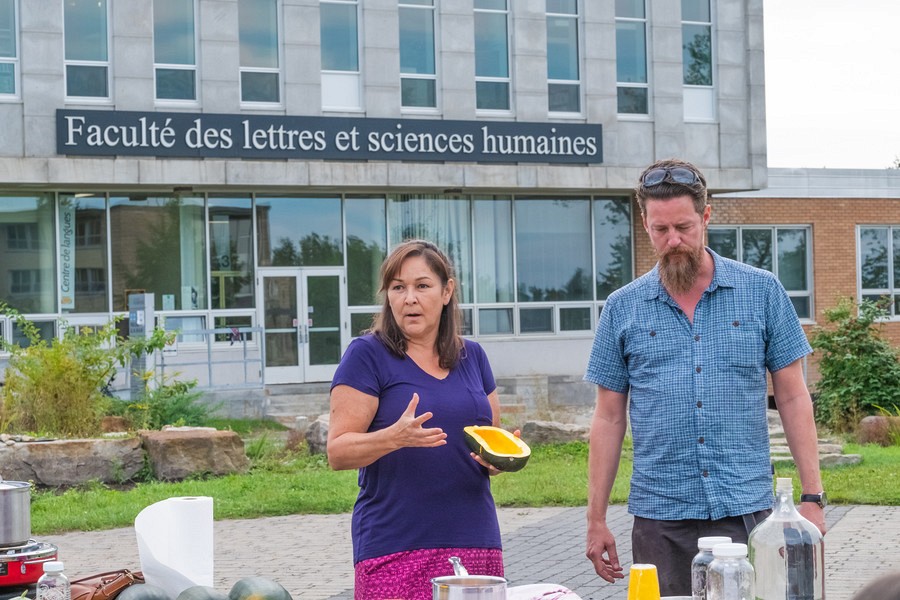Selon Val&eacute;rie de la Ronde, lorsque les nations iroquoiennes du Saint-Laurent &eacute;taient nomades, elles se d&eacute;pla&ccedil;aient l&agrave; o&ugrave; se trouvait la nourriture. Avec la s&eacute;dentarit&eacute;, ces nations ont appris &agrave; cultiver, entre autres, le ma&iuml;s, la courge et les haricots; des plantes compl&eacute;mentaires sur le plan agraire et nutritionnel.