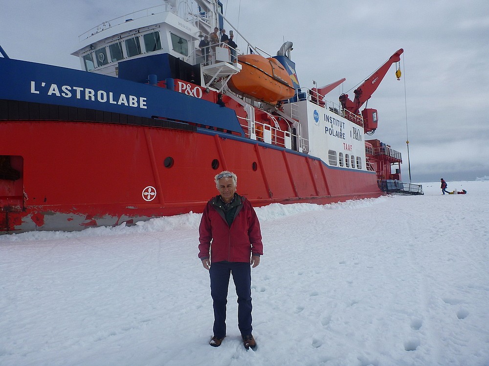Le professeur Royer devant le brise-glace fran&ccedil;ais L'Astrolabe &agrave; bord duquel les chercheurs ont affront&eacute; des vagues et des creux de 5&nbsp;&agrave; 8&nbsp;m pendant les 8&nbsp;jours de travers&eacute;e.