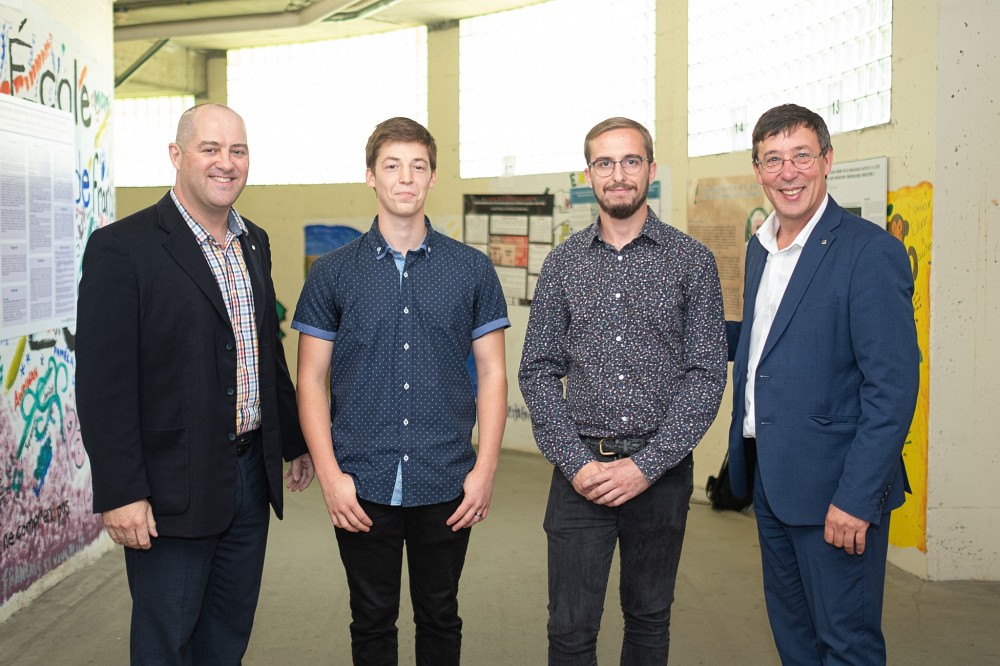 Jean-Pascal Lemelin (vice-recteur adjoint &agrave; la recherche et aux &eacute;tudes sup&eacute;rieures), Isaak Chamberland (gagnant), David Bouchard (gagnant) et Jean-Pierre Perreault (vice-recteur &agrave; la recherche et aux &eacute;tudes sup&eacute;rieures).