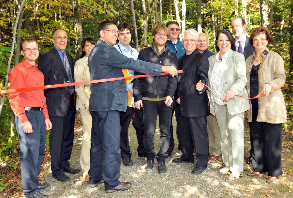 Inauguration officielle des sentiers de la sant&eacute; et plantation d'arbres, le 24 septembre 2012, en pr&eacute;sence de Vincent Valli&egrave;res, parrain d'honneur du Fonds Brigitte-Perreault.