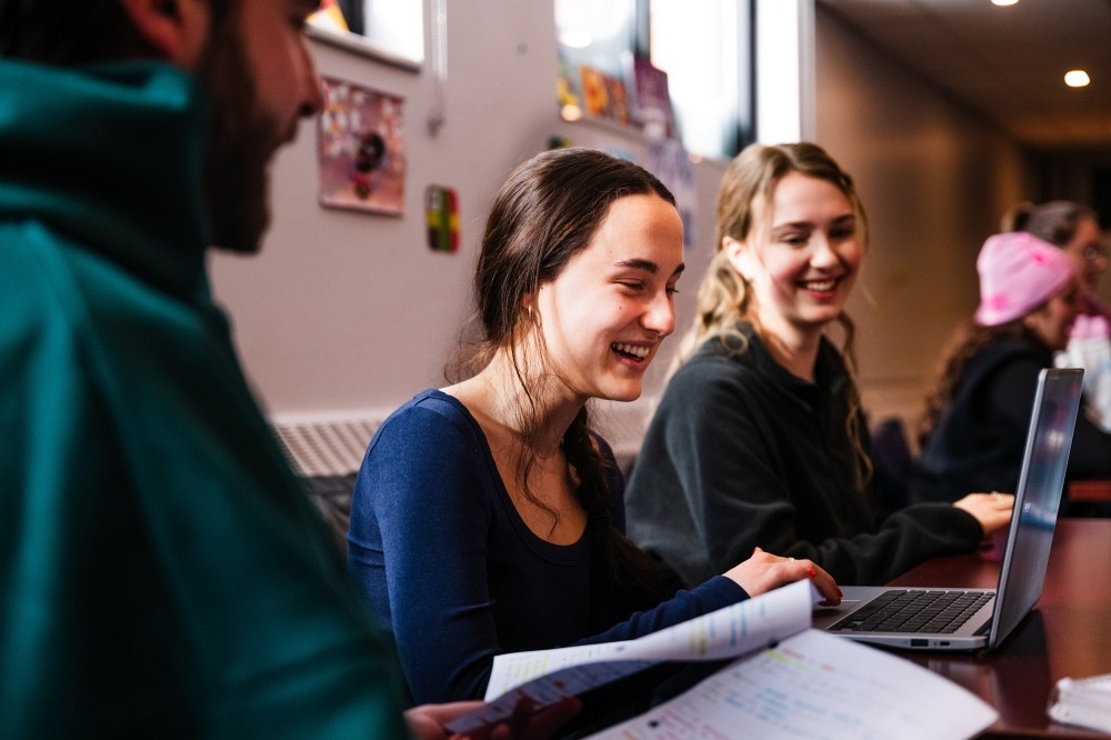 La r&eacute;ussite &eacute;tudiante se construit dans les &eacute;changes, le travail d&rsquo;&eacute;quipe et les comp&eacute;tences d&eacute;velopp&eacute;es tout au long du parcours universitaire.