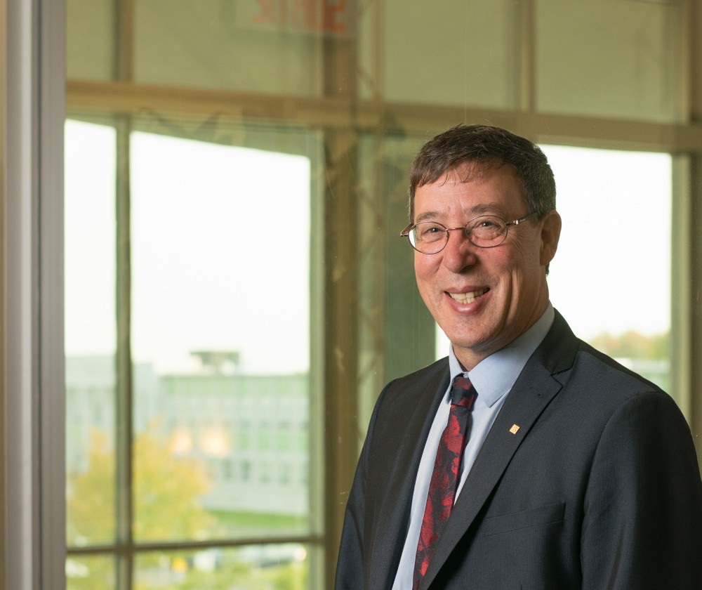 Le professeur Jean-Pierre Perreault, vice-recteur &agrave; la recherche et aux &eacute;tudes sup&eacute;rieures