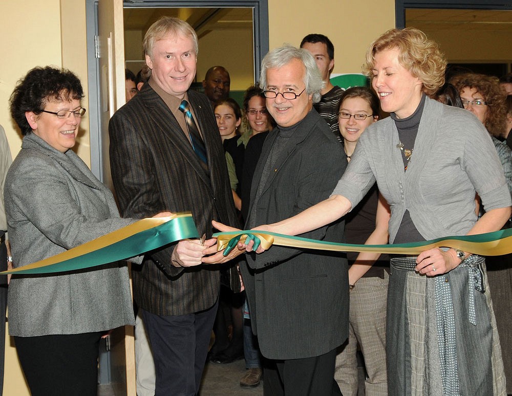 Louisette Mercier, directrice du programme d'ergothérapie, Gilles Faust, doyen adjoint, Michel Tousignant, directeur du programme de physiothérapie, et Johanne Desrosiers, vice-doyenne à la réadaptation.