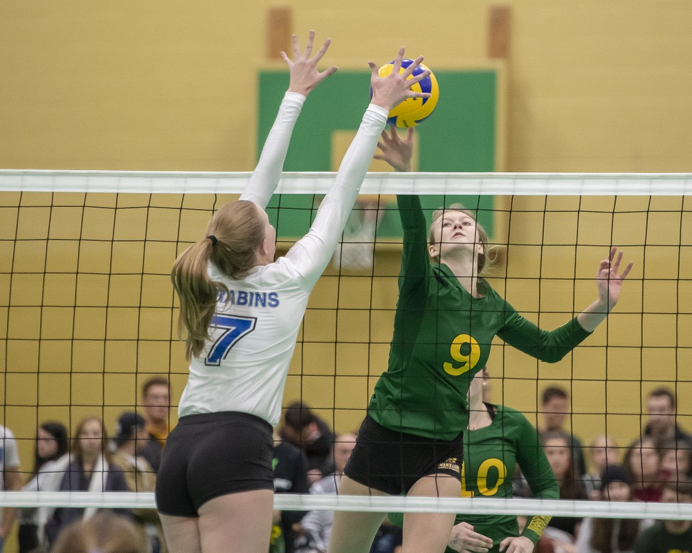Marianne Boucher disputant un ballon avec une joueuse des Carabins.