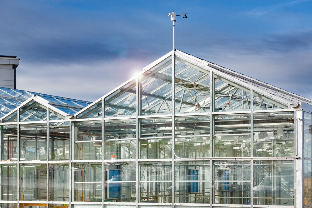 Maladies, contaminants environnementaux et changements climatiques&nbsp;: les v&eacute;g&eacute;taux sont touch&eacute;s par de nombreux enjeux, et ce, de plus en plus. Afin de d&eacute;velopper des solutions, des serres pouvant simuler diff&eacute;rentes conditions environnementales ont &eacute;t&eacute; construites &agrave; la Facult&eacute; des sciences et seront inaugur&eacute;es le 2 mai prochain.