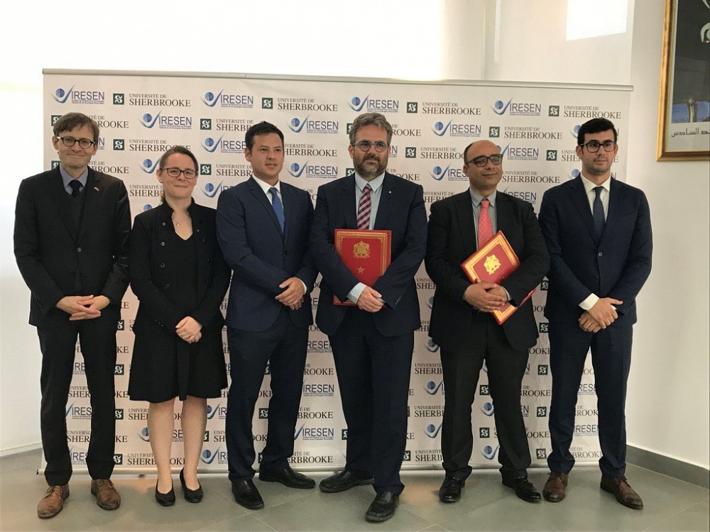 De gauche &agrave; droite : Alain Olivier, directeur du Bureau du Qu&eacute;bec &agrave; Rabat, Pascale Lafrance, directrice de l'Agence des relations internationales de l'UdeS, Alec Fisher, repr&eacute;sentant de la compagnie STACE, Pr Vincent Aimez, vice-recteur &agrave; la valorisation et aux partenariats, Karim Zriouel, directeur financier de l'IRESEN, Zakaria Naimi, directeur du Green Energy Park de l'IRESEN.