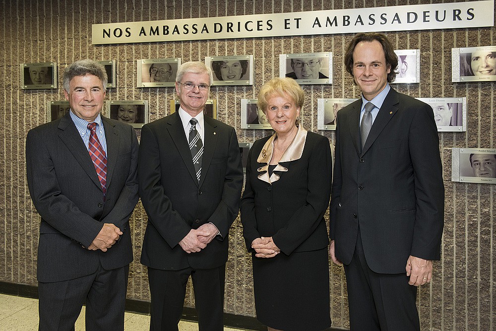 Trois ambassadeurs issus de la Facult&eacute; de droit, soit Michel Coutu, Denis Par&eacute; et Monique Gagnon-Tremblay, en compagnie du doyen S&eacute;bastien Lebel-Grenier (&agrave; droite).