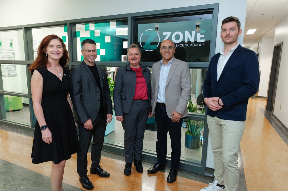 La professeure &Eacute;laine Mosconi, le professeur Olivier Caya, la professeure Anne Lessard, vice-rectrice &agrave; la recherche et vice-rectrice aux relations internationales, le professeur Abdelouahab Mekki Berrada, doyen de l'&Eacute;cole de gestion, et Samuel Maurice, &eacute;tudiant &agrave; la ma&icirc;trise en administration, concentration strat&eacute;gie de l'intelligence d'affaires de l&rsquo;&Eacute;cole de gestion, devant les installations de la Zone d&rsquo;excellence num&eacute;rique et du NeuroTechno Lab.