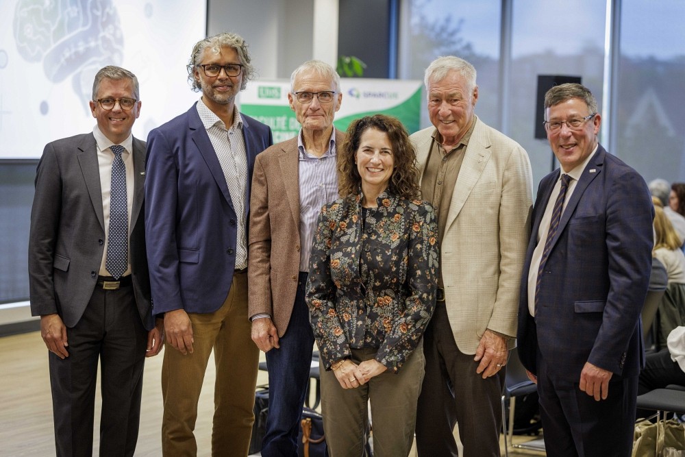 Pr Louis Valiquette, doyen de la FMSS, Pr Karl Fernandes, codirecteur scientifique du Centre de recherche sur le vieillissement (CdRV), Pr&nbsp;Stephen Cunnane,&nbsp;professeur au D&eacute;partement de m&eacute;decine,&nbsp;Amie Colquhoun, donatrice, Eric Sprott, donateur, Pr Jean-Pierre Perreault, recteur de l&rsquo;UdeSPhoto : Mathieu Lanthier - UdeS
