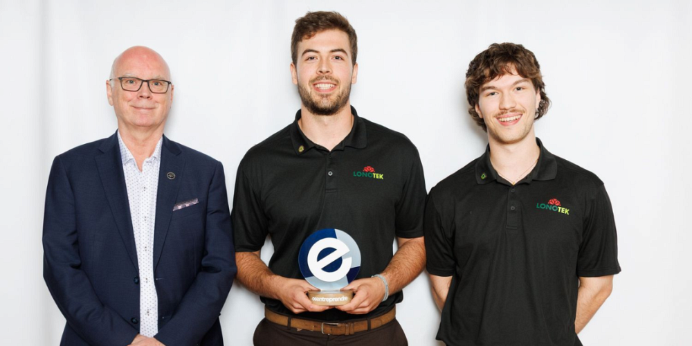 Tristan Pelletier et Mathys Gagnon recevant le prix