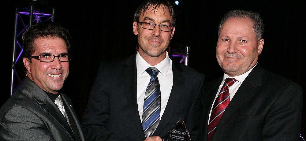 Jean-Louis Legault, pr&eacute;sident-directeur g&eacute;n&eacute;ral de l'ADRIQ, Bernard Drouin, directeur g&eacute;n&eacute;ral de Pultrall, et Brahim Benmokrane, professeur au D&eacute;partement de g&eacute;nie civil de l'UdeS.