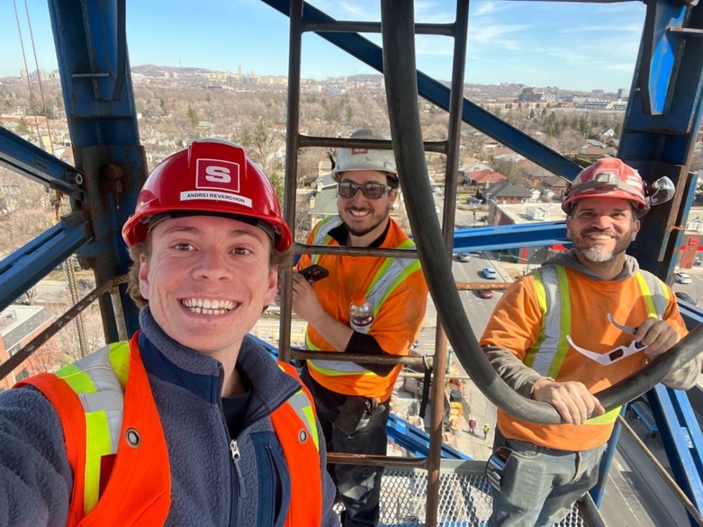 Andre&iuml; Reverchon, &eacute;tudiant &agrave; la ma&icirc;trise en gestion de l&rsquo;ing&eacute;nierie &agrave; l&rsquo;Universit&eacute; de Sherbrooke, sur le campus de Longueuil, en compagnie de deux coll&egrave;gues lors de son stage chez Coffrages Synergy