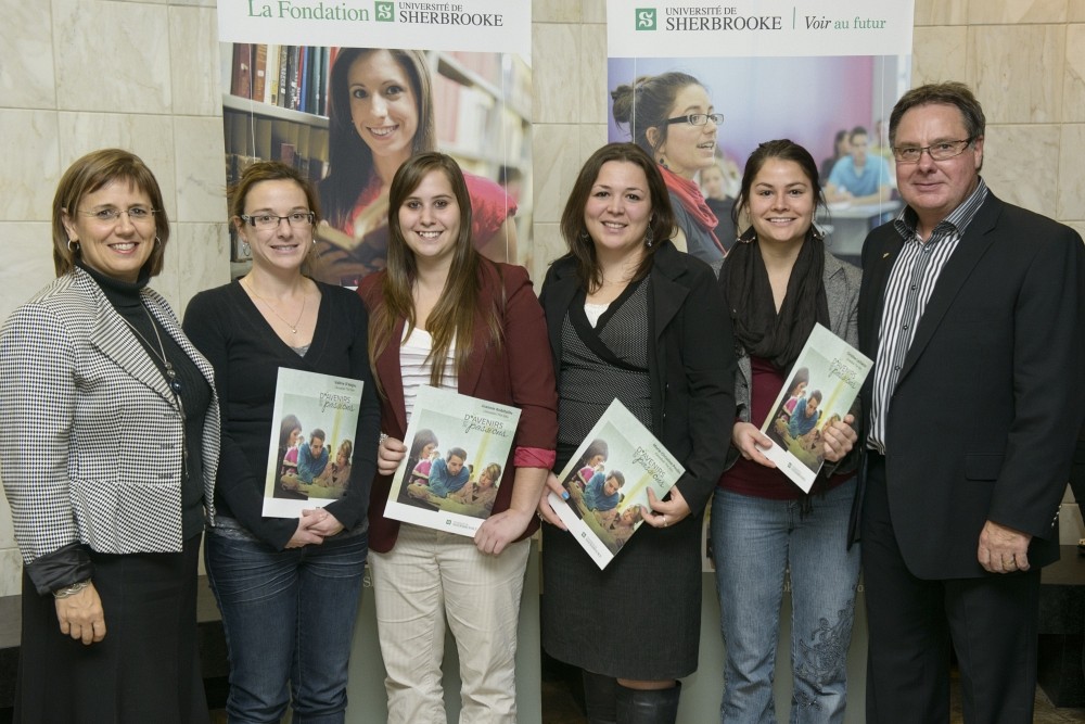 Les r&eacute;cipiendaires des bourses Canadian Tire lt&eacute;e, les &eacute;tudiantes Val&eacute;rie D'Anjou, Joannie Robitaille, Marie-Christine Poulin et Christine Lachance, entour&eacute;e de Pre Julie Desjardins, vice-doyenne &agrave; la formation et de M. Ren&eacute; Beaudoin, propri&eacute;taire du Canadian Tire Plateau St-Joseph.