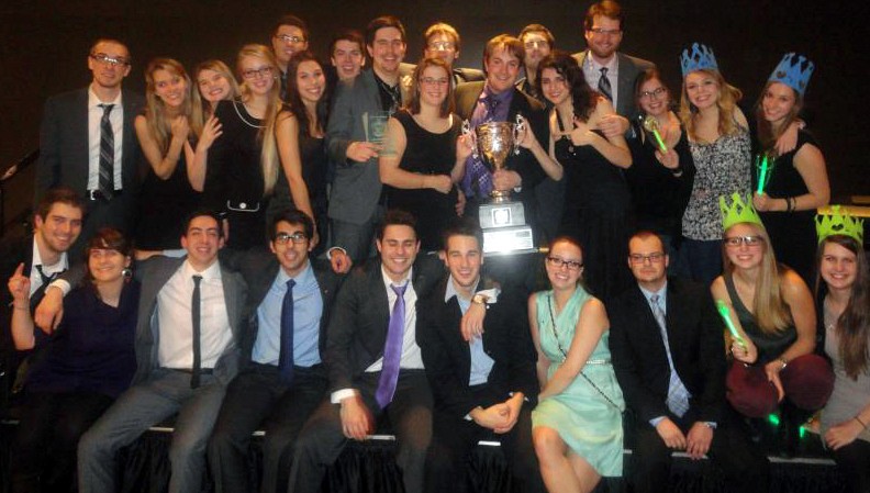 La d&eacute;l&eacute;gation sherbrookoise fi&egrave;re de remporter la coupe aux Jeux de politique 2013.