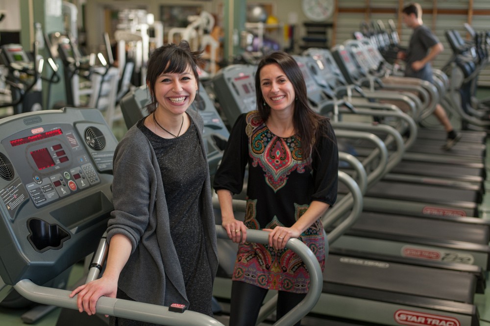 In&egrave;s Boukabous, &eacute;tudiante &agrave; la ma&icirc;trise en sciences de l&rsquo;activit&eacute; physique, et la professeure El&eacute;onor Riesco.